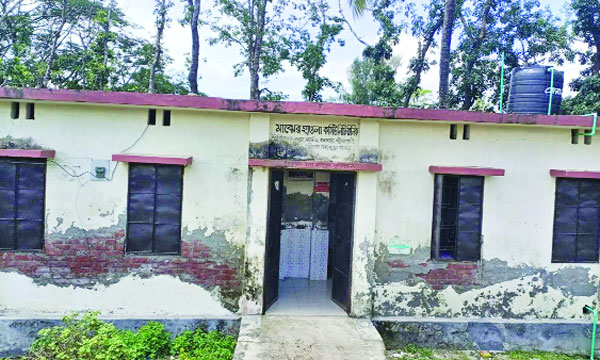 কলাপাড়ার একটি কমিউনিটি ক্লিনিকের চিত্র : নয়া দিগন্ত