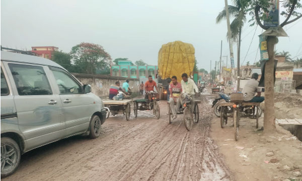 বৃষ্টির পানিতে কর্দমাক্ত সড়কে নিত্য যানজট : নয়া দিগন্ত