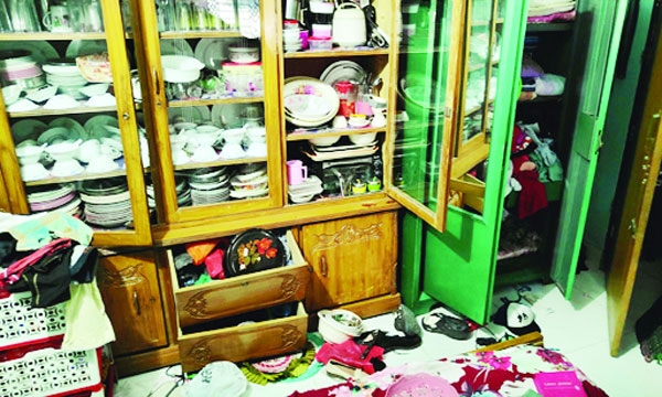 সোনারগাঁওয়ে প্রবাসীর বাড়িতে চাঁদার দাবিতে ভাঙচুর লুটপাট : নয়া দিগন্ত