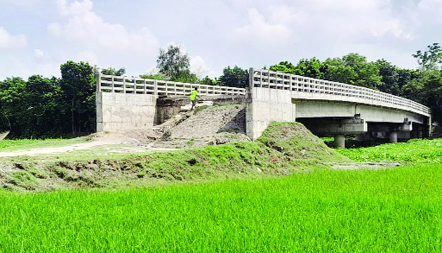 ফুলপুরে সংযোগ সড়কবিহীন একটি সেতু : নয়া দিগন্ত