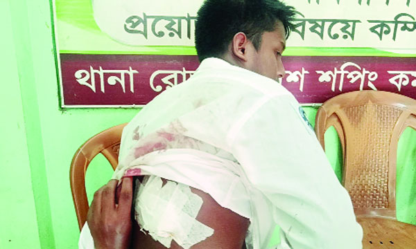 পরীক্ষার হলে খাতা না দেখানোয় ছাত্রকে ছুরিকাঘাত