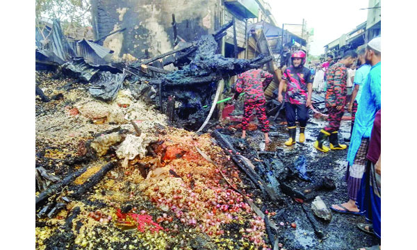 নেছারাবাদের মিয়ারহাটে ভয়াবহ আগুন, পুড়ে ছাই ১৭ দোকান