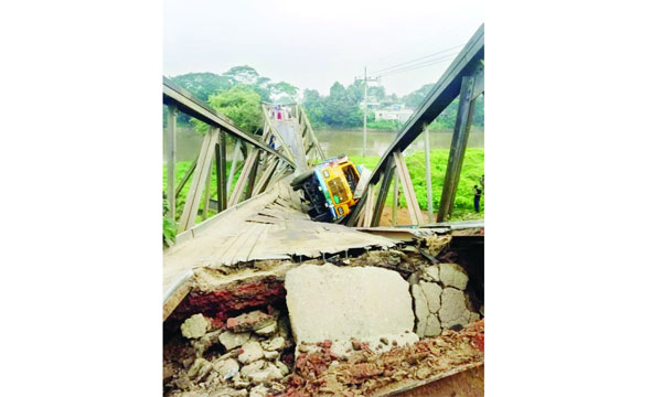 ব্রিজ ধসে বালুবোঝাই ট্রাক পড়ে যায় : নয়া দিগন্ত