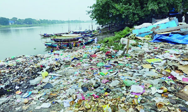 শীতলক্ষ্যা নদীর কাঞ্চন খেয়াঘাটে ময়লার স্তূপ : নয়া দিগন্ত