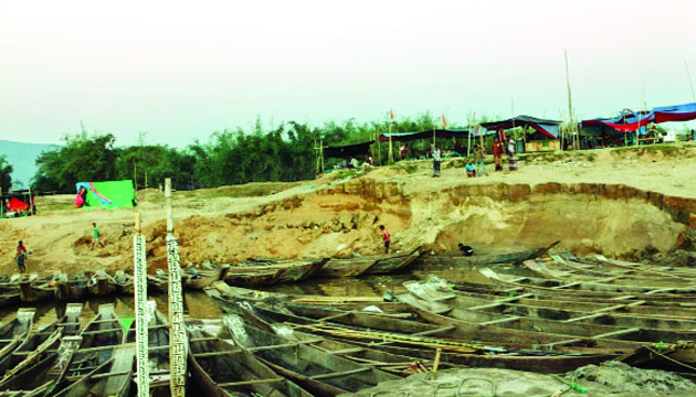 চেলা নদীর পাড় কেটে লুট হচ্ছে বালু : নয়া দিগন্ত