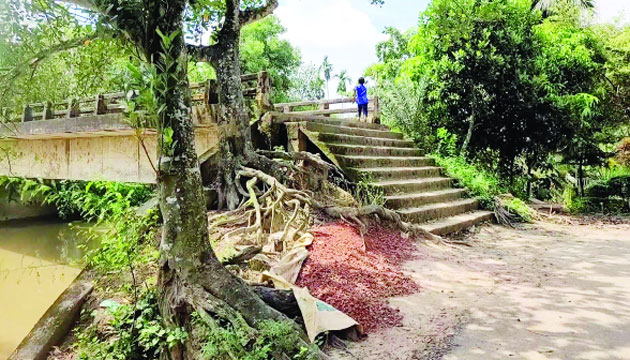 বুড়িচংয়ে ঘুঙ্গুর নদীর উপর অব্যবহৃত সেতু : নয়া দিগন্ত