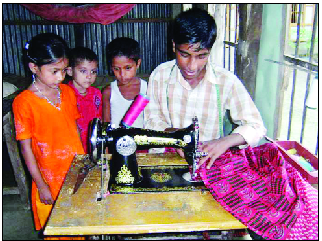 নয়া দিগন্তের তহবিলের সহায়তায় গড়া দোকানে কাপড় সেলাই করছেন রবিউল ইসলাম : নয়া দিগন্ত