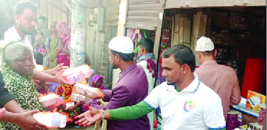 অসহায় মানুষের পাশে একঝাঁক তরুণ