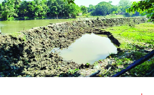 নড়াইলের কাজলা নদীতে বাঁধ দিয়ে দখলের চেষ্টা : নয়া দিগন্ত