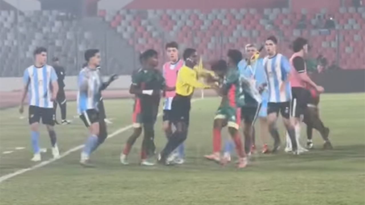 মারামারি থামানোর চেষ্টা করছেন রেফারি