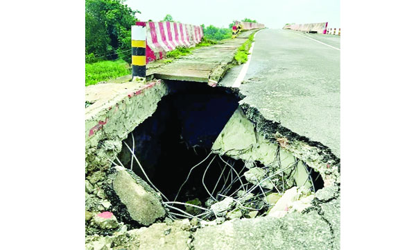মতলব সেতুর উত্তর পাশের এ্যাপ্রোচ সড়কে গভীর গর্ত : নয়া দিগন্ত