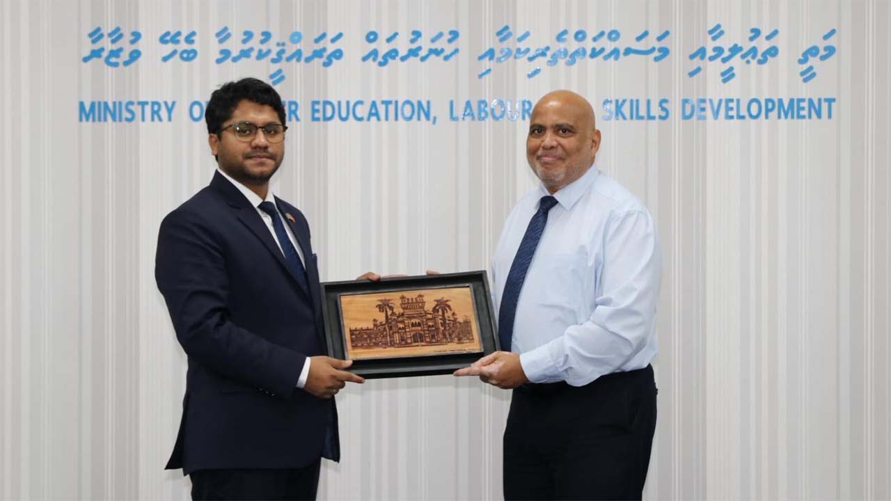 বাংলাদেশের হাইকমিশনার এবং মালদ্বীপের উচ্চশিক্ষা, শ্রম ও দক্ষতা উন্নয়ন মন্ত্রী ড. আলী হায়দার আহমেদের মধ্যে বৈঠক