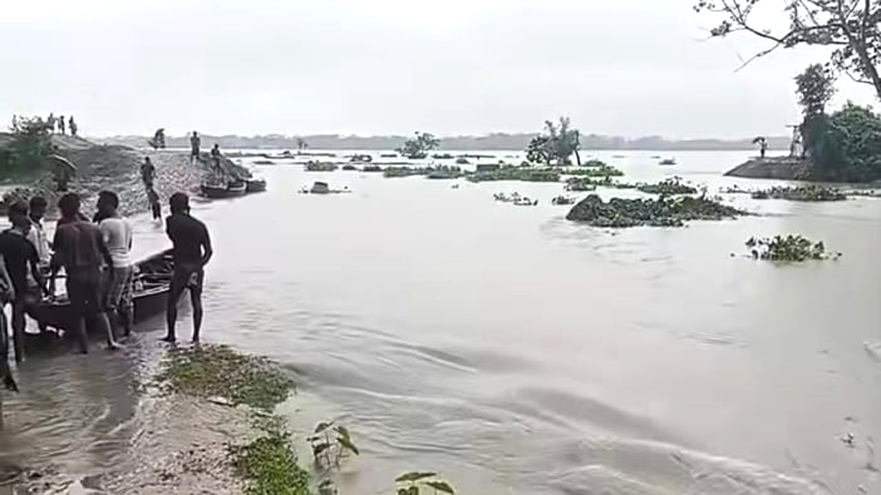 বেতাগীতে বেড়িবাঁধ ভেঙ্গে নিম্নাঞ্চল প্লাবিত
