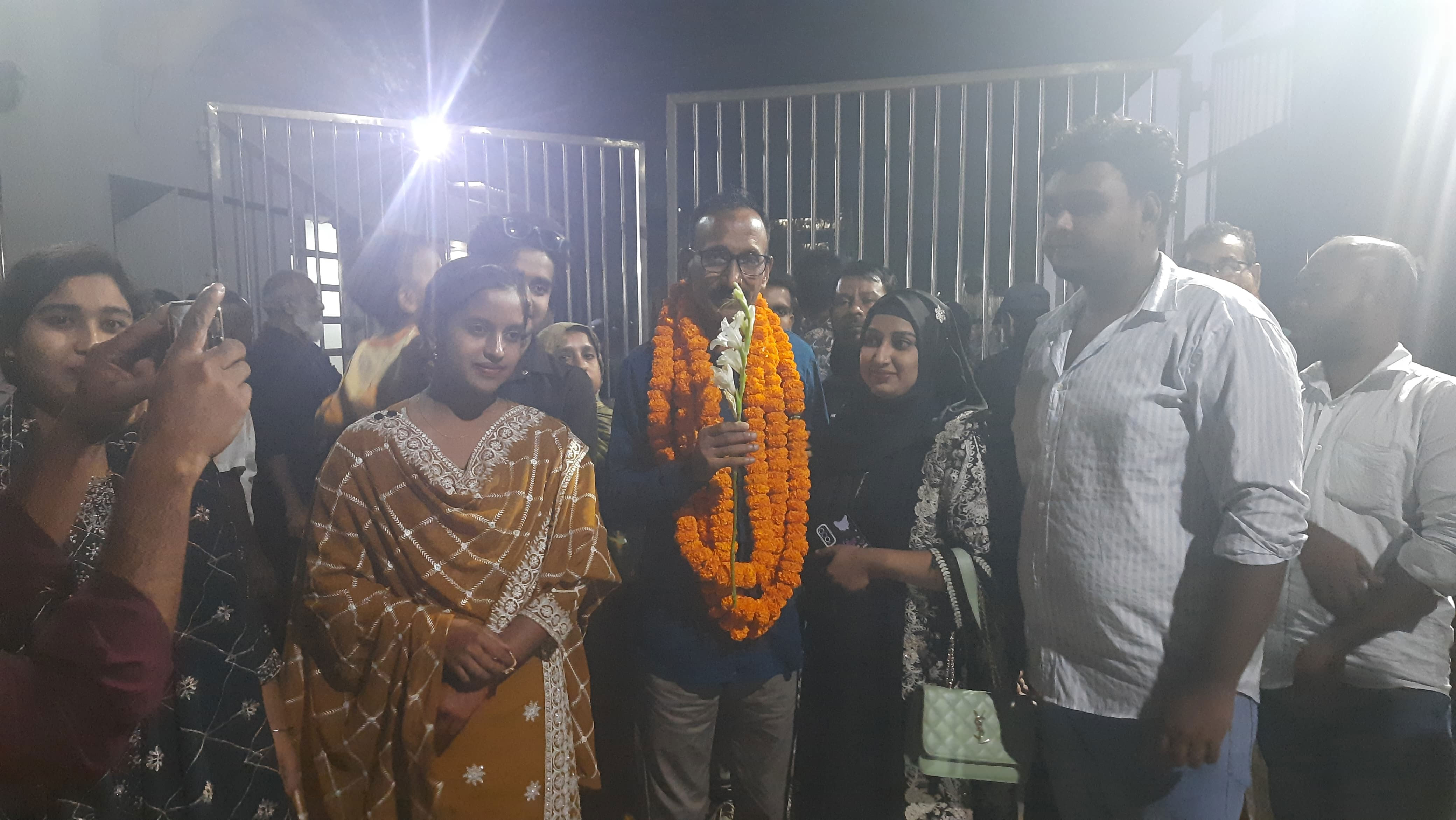 এ সময় কারাফটকের সামনে তাদের স্বজনরা উপস্থিত ছিলেন