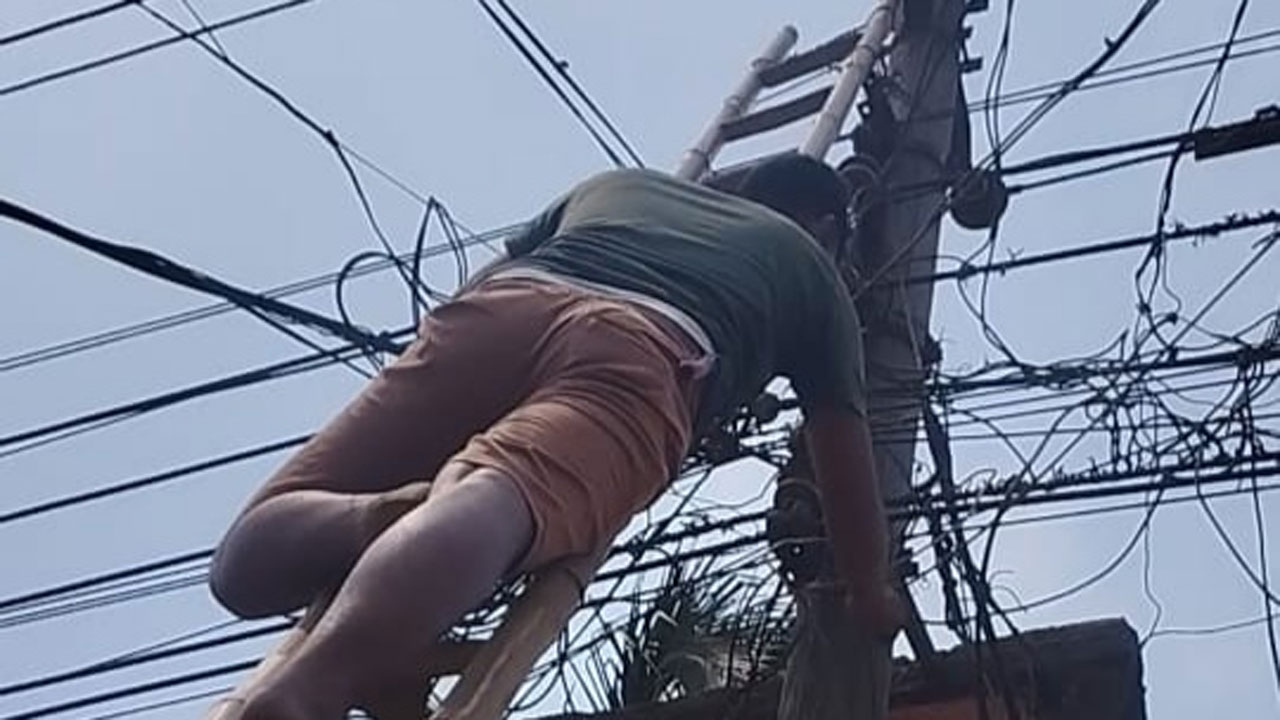 পানছড়ি উপজেলা আওয়ামী লীগের কার্যালয়ে অবৈধ বিদ্যুৎ সংযোগ বিচ্ছিন্ন করছে পানছড়ি বিদ্যুৎ উন্নয়ন বোর্ড (বিউবো)।