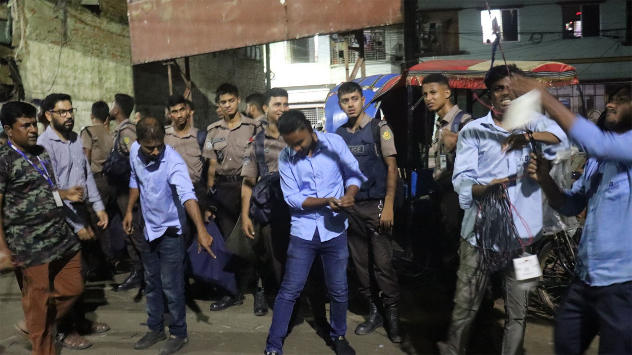 ট্রাফিক মিরপুর বিভাগ ও ডেসকোর যৌথ অভিযানের চিত্র
