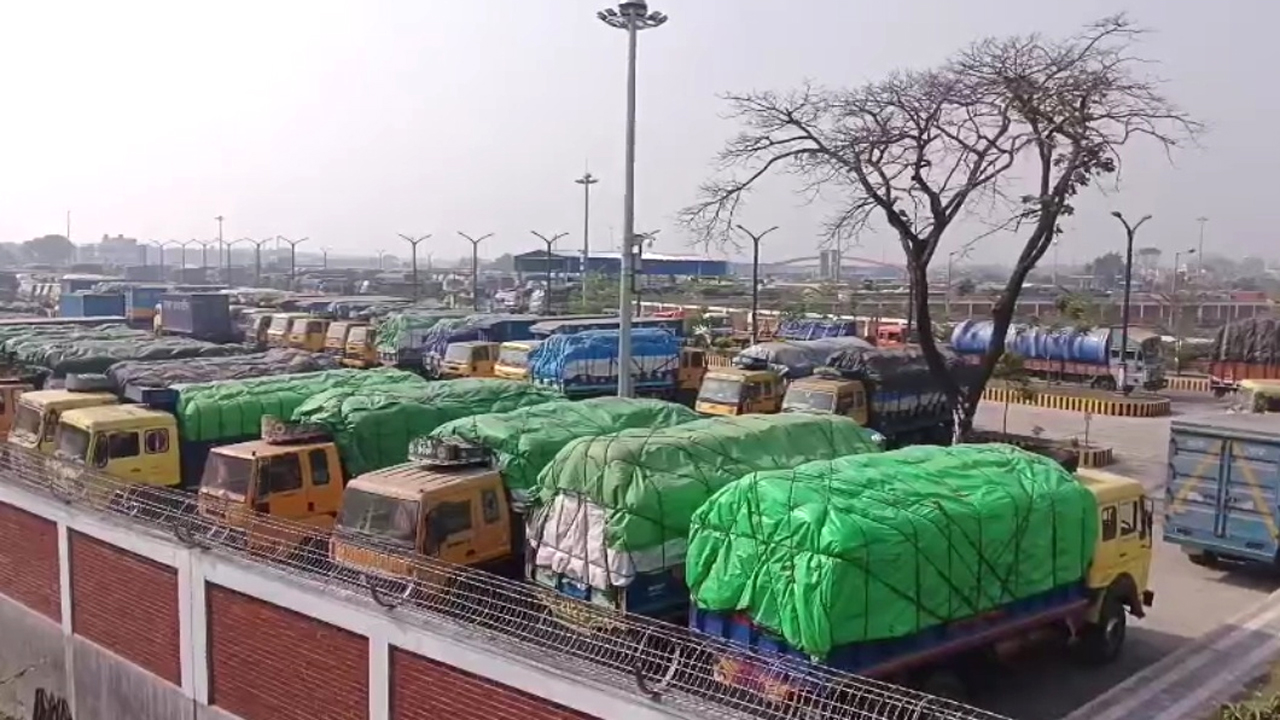 বন্দরে ২ মাস ধরে আটকে পণ্যবাহী ট্রাক