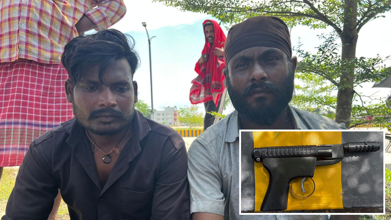 এয়ার পিস্তলসহ ভারতীয় ট্রাকড্রাইভার ও হেলপার আটক