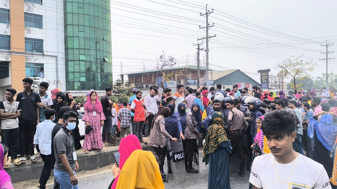 রাসেল অ্যাপারেলস লিমিটেড কারখানার সামনে শ্রমিকদের অবস্থান