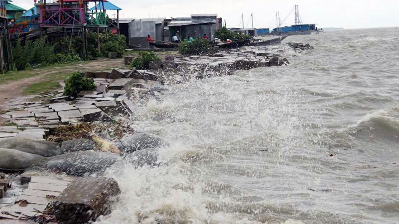ভোলায় উপকূলের নদনদী উত্তাল, ২০ রুটে লঞ্চ চলাচল বন্ধ