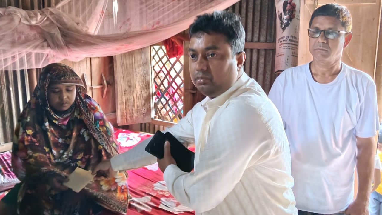 নিহত দুলালের স্ত্রীর কাছে অর্থসহায়তা হস্তান্তর করছেন ইউএনও অমৃত দেব নাথ