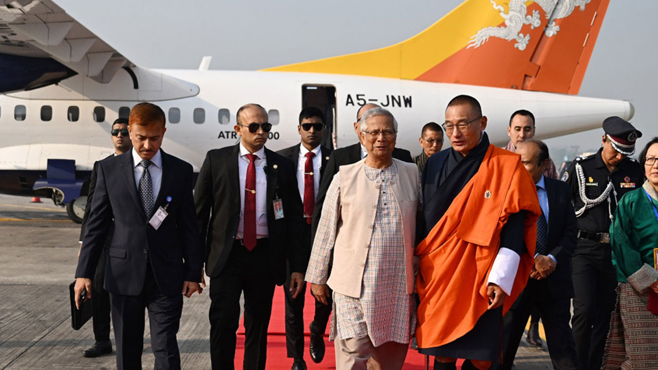 বিমানবন্দরে ভুটানের প্রধানমন্ত্রী শেরিং টোবগেকে স্বাগত জানান প্রধান উপদেষ্টা অধ্যাপক ড. মুহাম্মদ ইউনূস