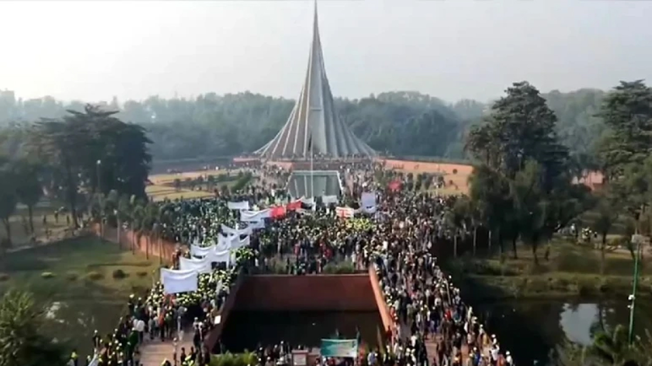 জাতীয় স্মৃতিসৌধে সর্বস্তরের মানুষের ঢল