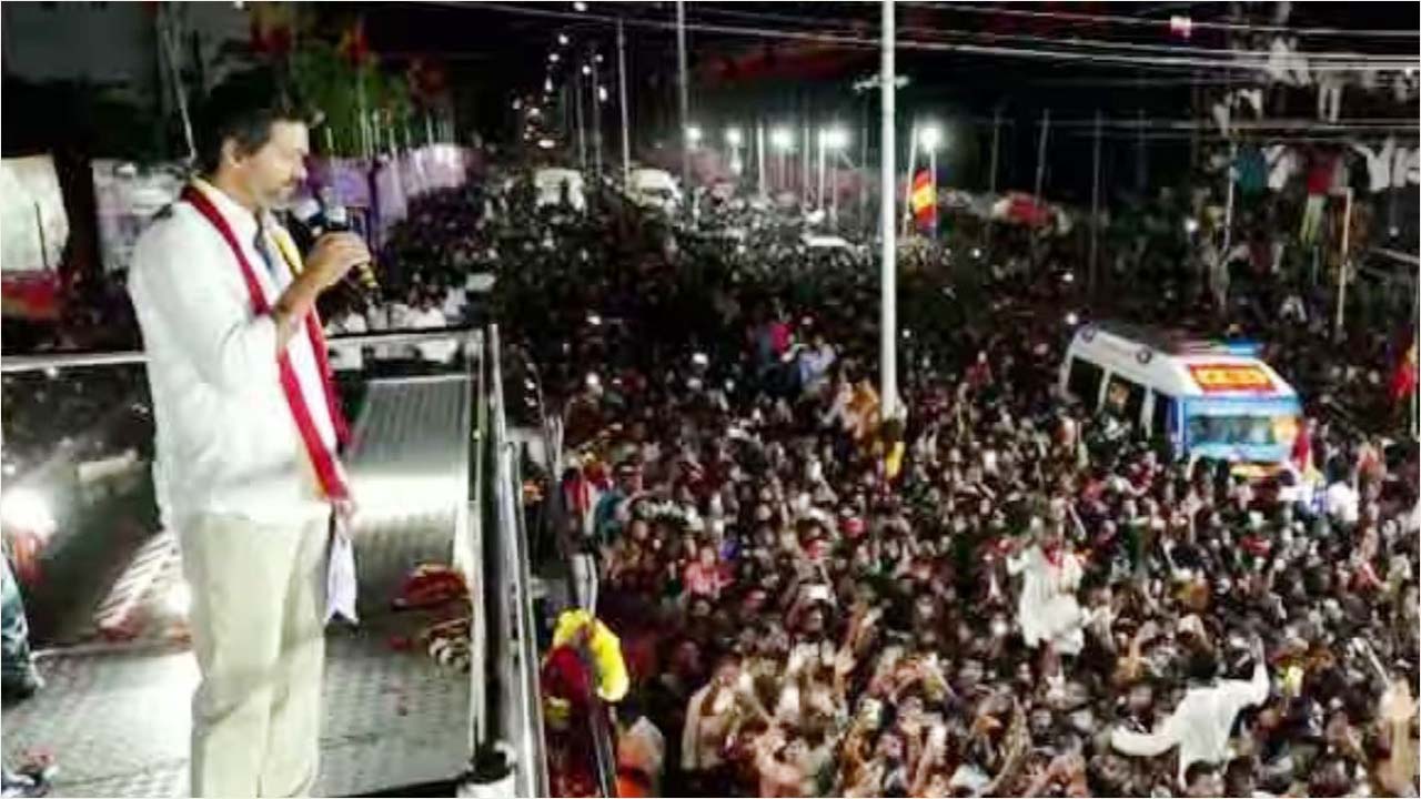 ভারতে জনসভায় অভিনেতা ও রাজনীতিবিদ থালাপতি বিজয়