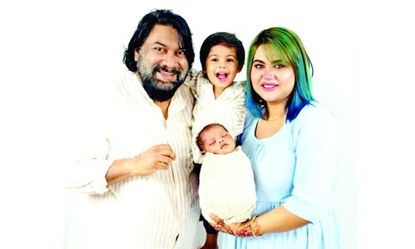 দুই ছেলে ও স্ত্রীকে ফ্রেমবন্দি করে চাষী আলম বললেন ‘শ্রেষ্ঠ নিয়ামত’