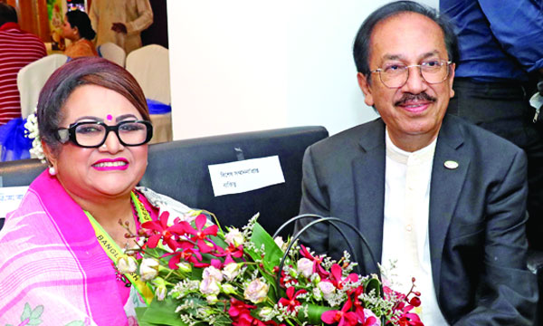 আনন্দ মেলার জন্য ববিতাকে স্বাগত জানালেন চেয়ারম্যান