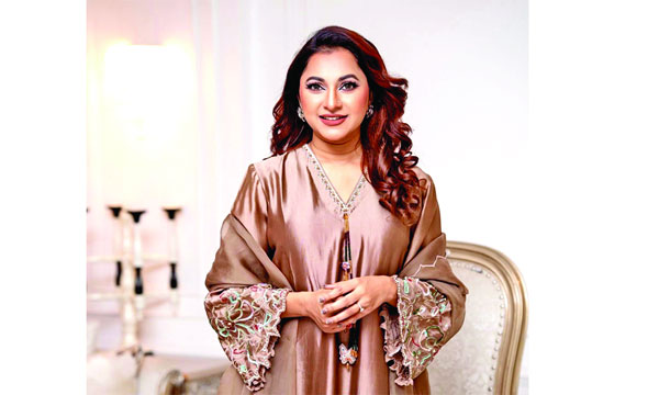 এই সময়ে লিজা