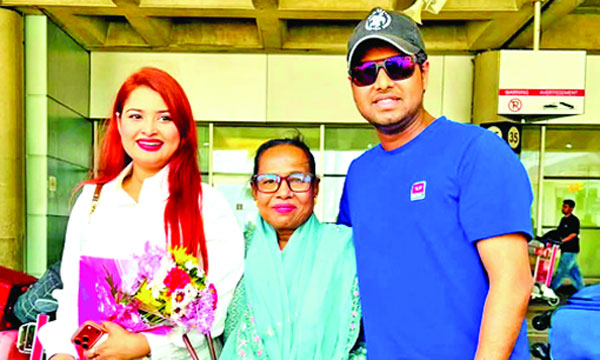মাকে নিয়ে কানাডায় শিরীন শিলা