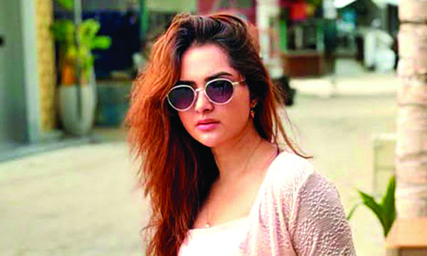 কেয়া পায়েলের ‘যতেœ থেকো’
