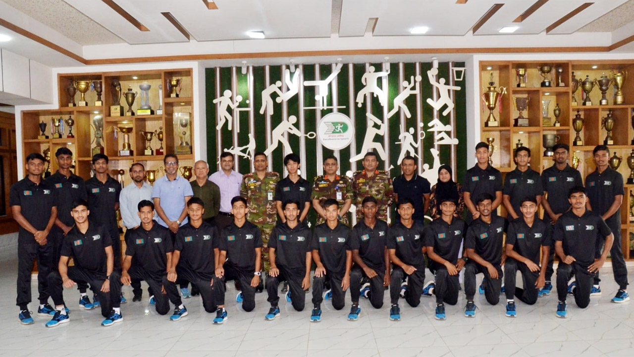 কর্মকর্তাদের সাথে খেলোয়াড়রা