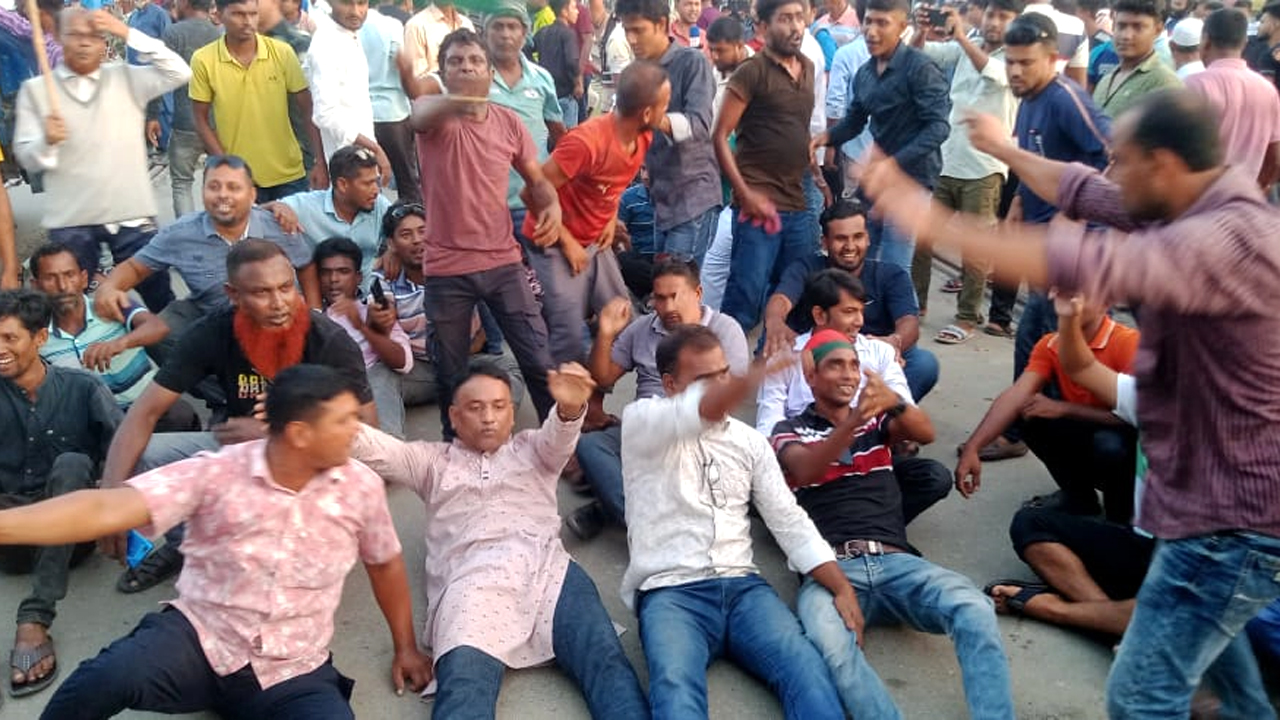 বিক্ষুব্ধ নেতাকর্মীরা কিছুক্ষণ রেলগেট এলাকা অবরোধ করে রাখেন