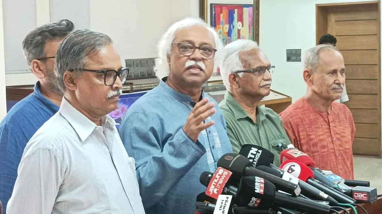 কথা বলছেন সিপিবির সাধারণ সম্পাদক রুহিন হোসেন প্রিন্স