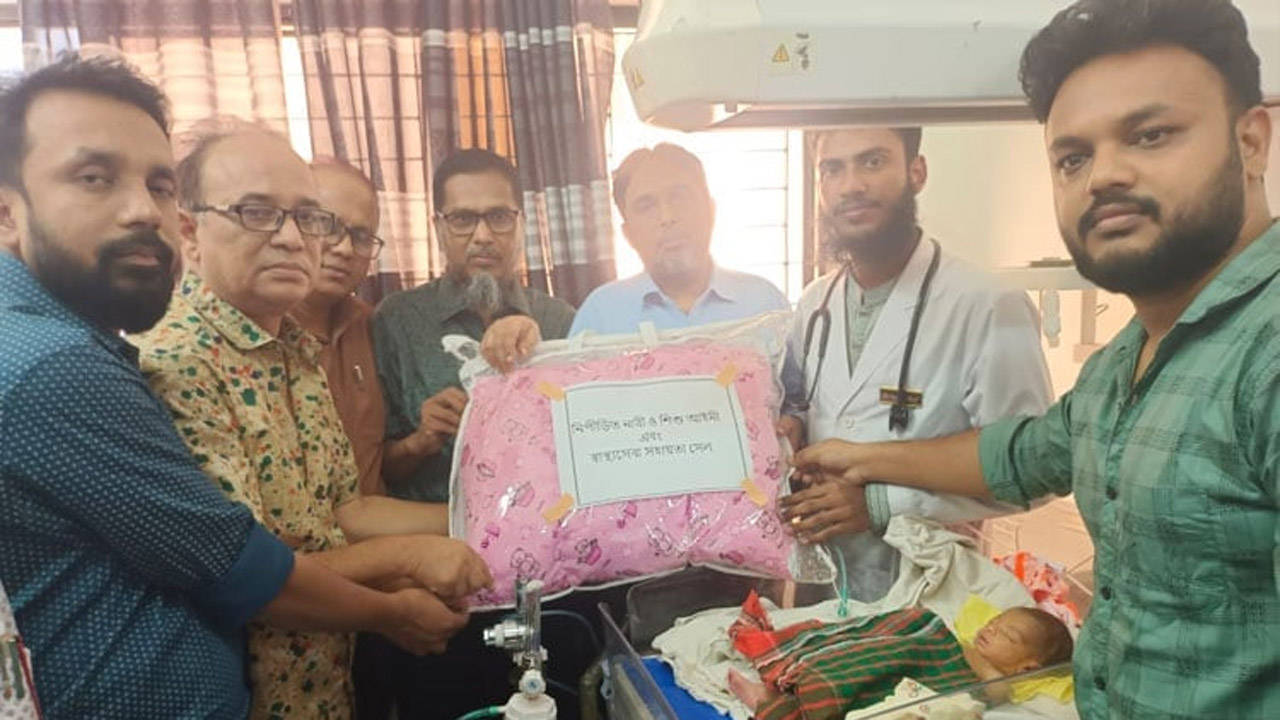 বিএনপির নিপীড়িত নারী ও শিশু সহায়তা সেলের পক্ষ থেকে নবজাতকের জন্য প্রয়োজনীয় শিশু সুরক্ষাসামগ্রী ও আর্থিক সহায়তা দেয়া হয়