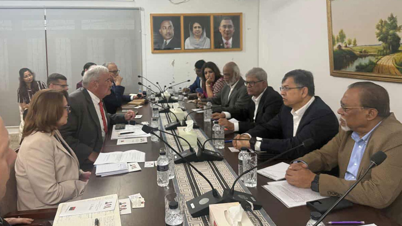 বিএনপি নেতাদের সাথে আইআরআই প্রতিনিধিদলের বৈঠক