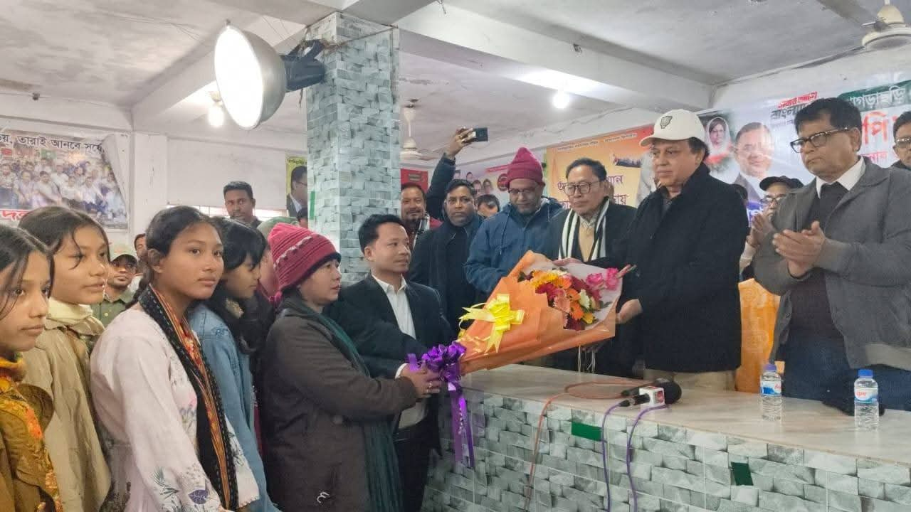 প্রধান অতিথির হাতে ফুলের তোড়া দিয়ে বিএনপিতে যোগদান করছেন এনসিপির নেতাকর্মীরা