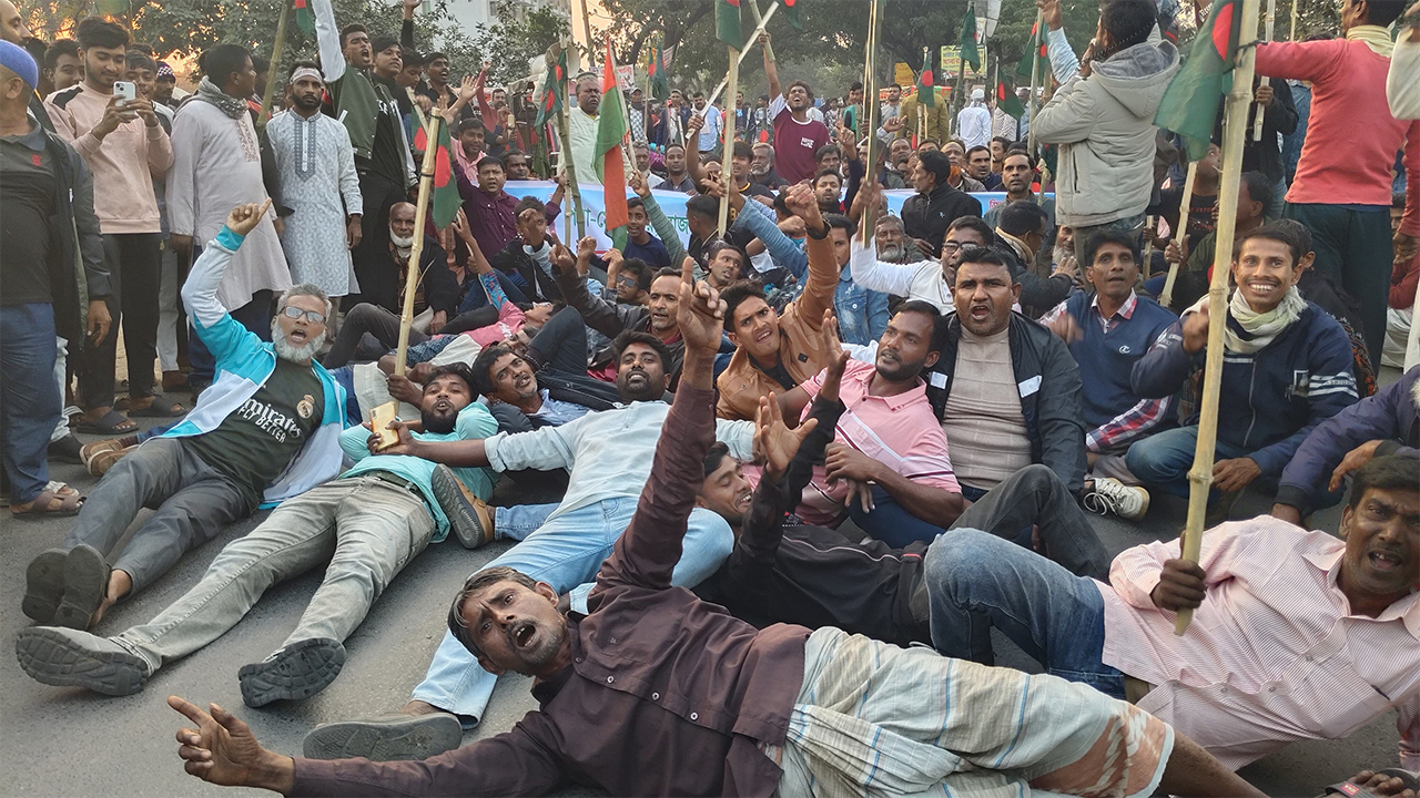 রাজশাহীতে রাস্তায় শুয়ে প্রতিবাদ জানাচ্ছেন বিএনপির নেতাকর্মী সমর্থকরা