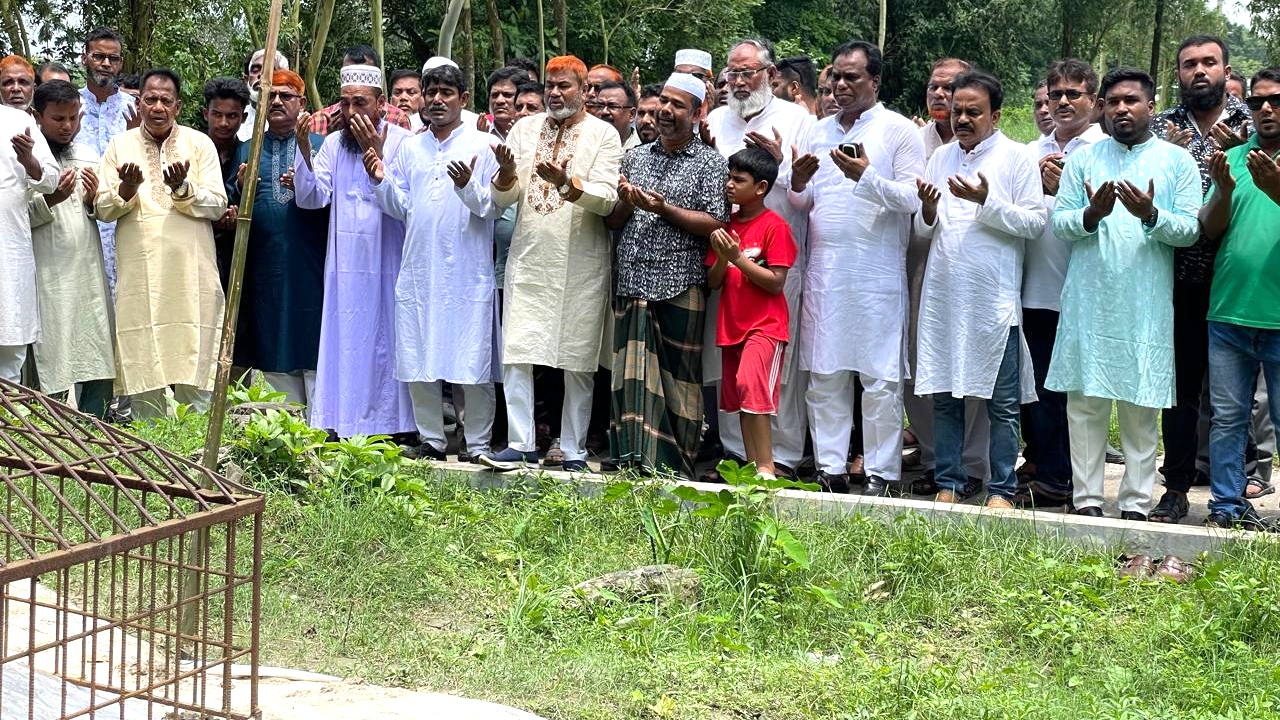 নিহত তানভীরের কবর জিয়ারত করেন নেতাকর্মীরা