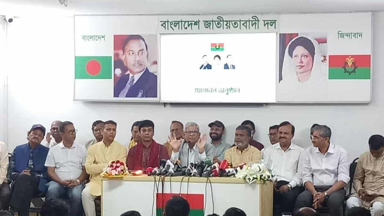 হিন্দু সম্প্রদায়ের ৫০ জন বিশিষ্ট ব্যক্তির বিএনপিতে যোগদান অনুষ্ঠানে মির্জা ফখরুল