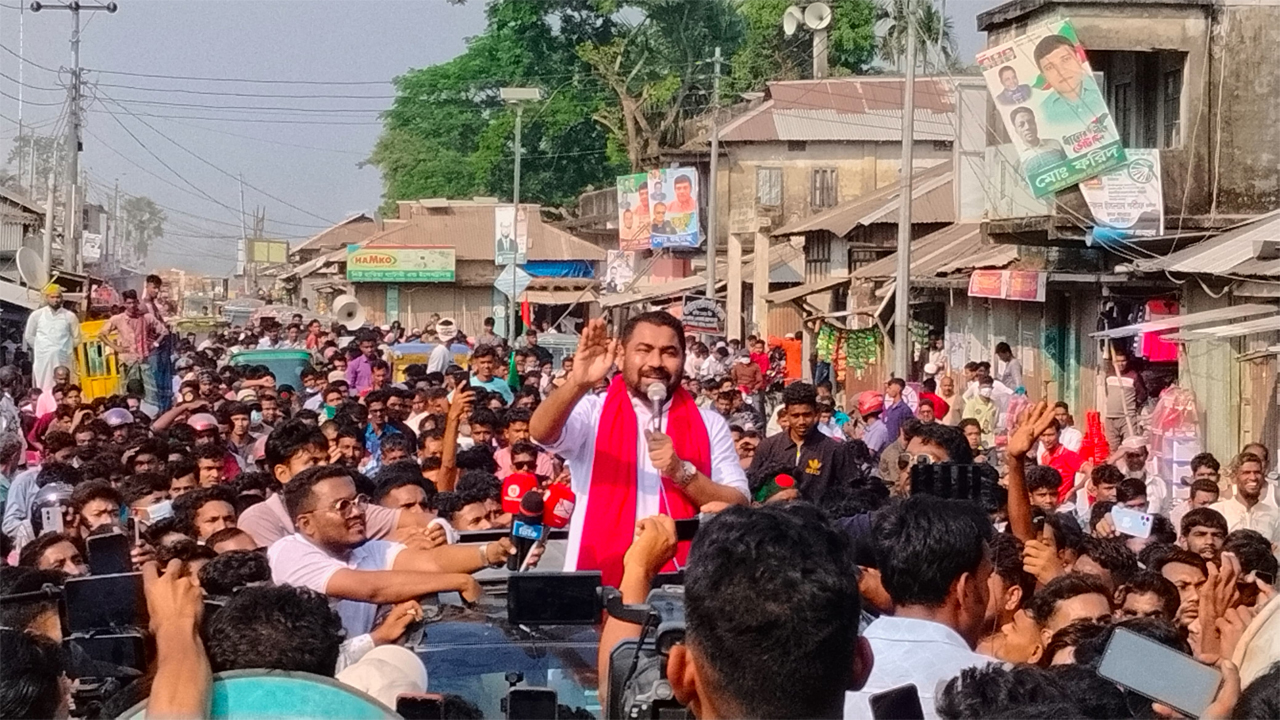 বিএনপির প্রার্থী পরিবর্তনের দাবিতে পথসভা