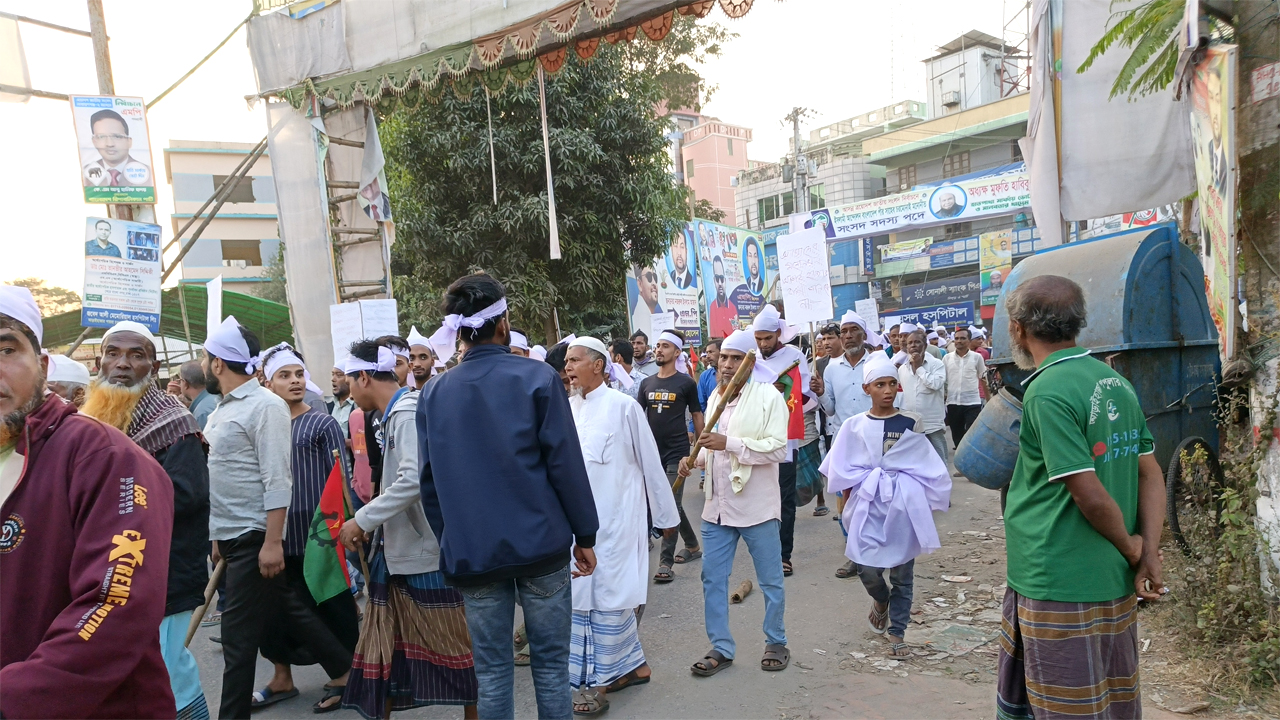 মিছিলকে কেন্দ্র করে দু’পক্ষে ধাওয়া ও পাল্টা ধাওয়ার ঘটনা ঘটে