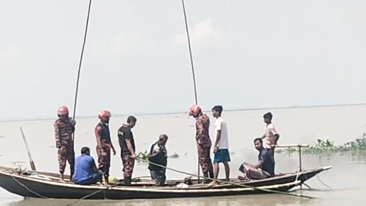 উদ্ধার অভিযান চলছে