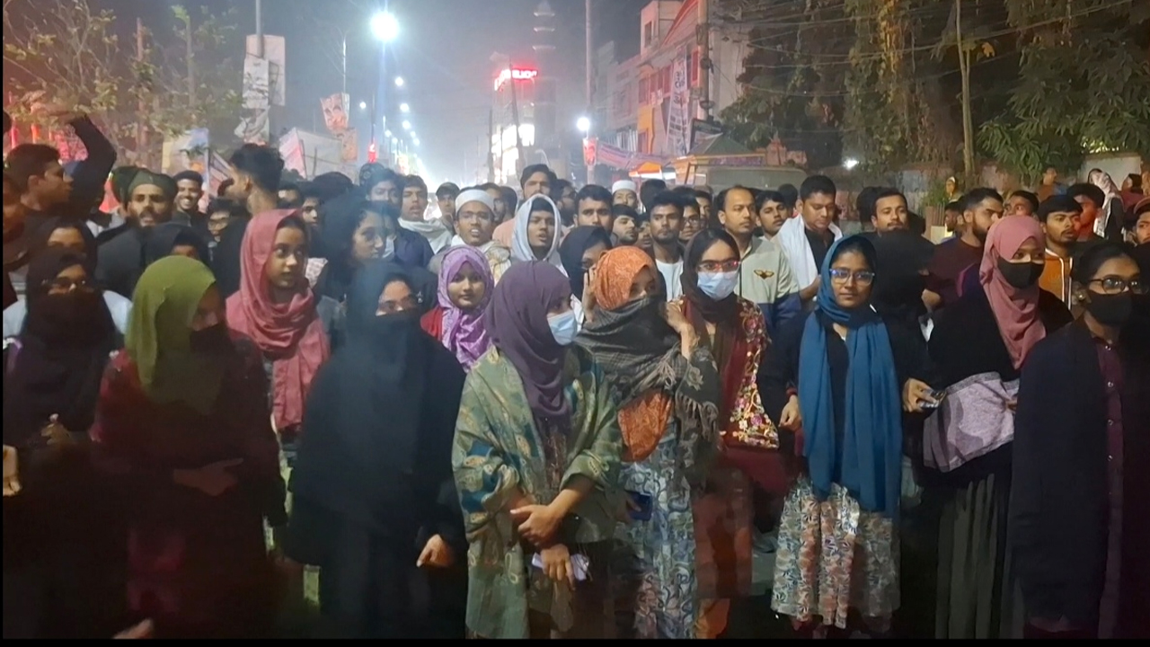 মাদক সেবনের প্রতিবাদ করায় শিক্ষার্থীর ওপর হামলার ঘটনায় মহাসড়ক অবরোধ