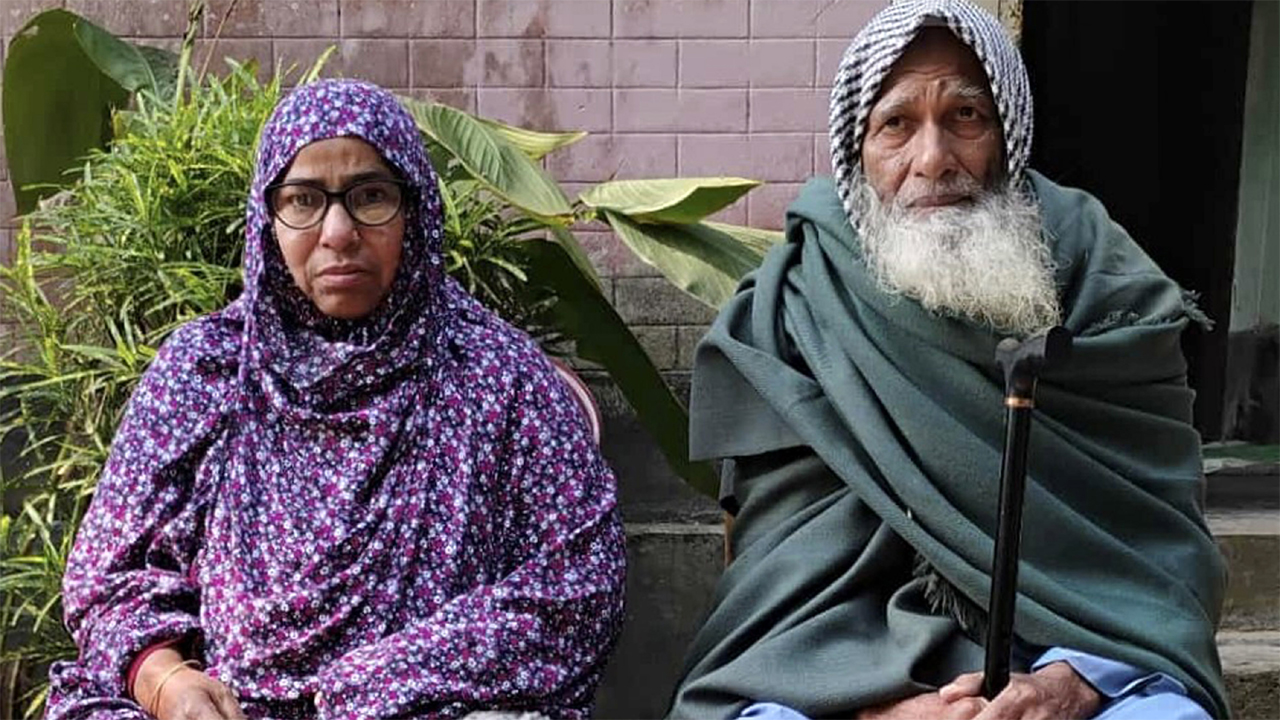 ভুক্তভোগী মোসলেম উদ্দিন (৭০) ও তার স্ত্রী খাদিজা বেগম (৬০)
