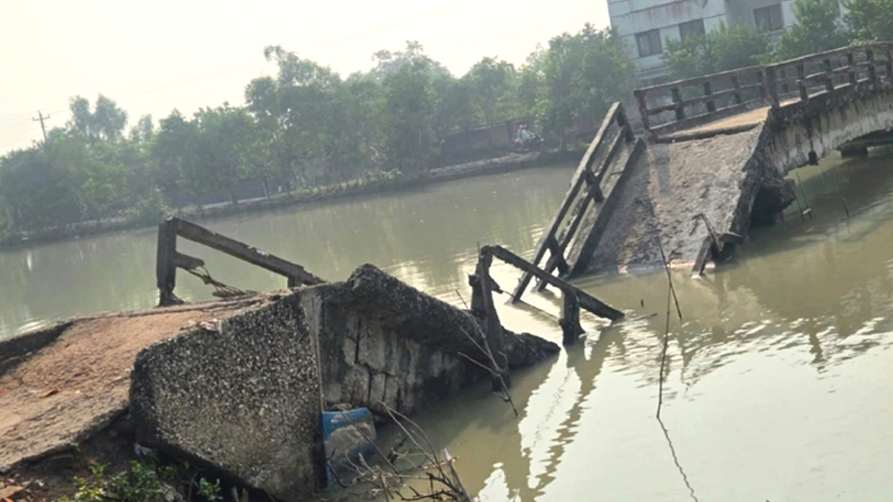 গভীর রাতে সেতুটি ভেঙে পড়ে