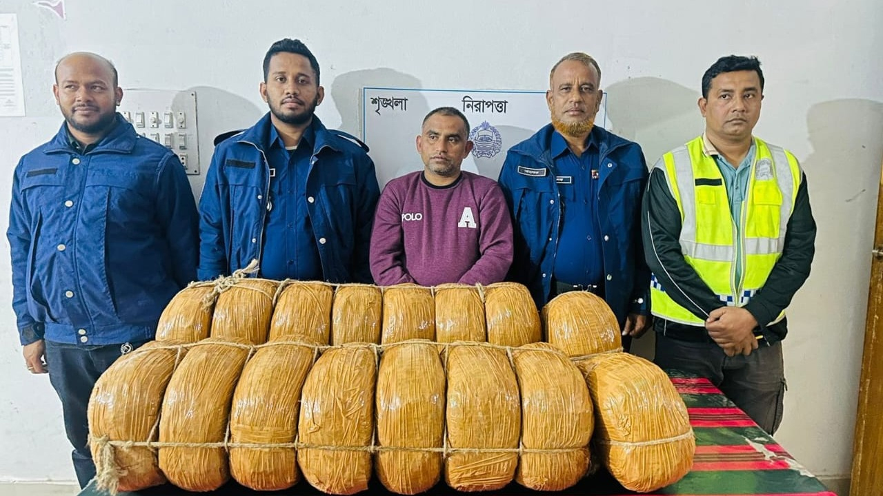 বুড়িচংয়ে ১ মণ গাঁজাসহ মাদককারবারি গ্রেফতার