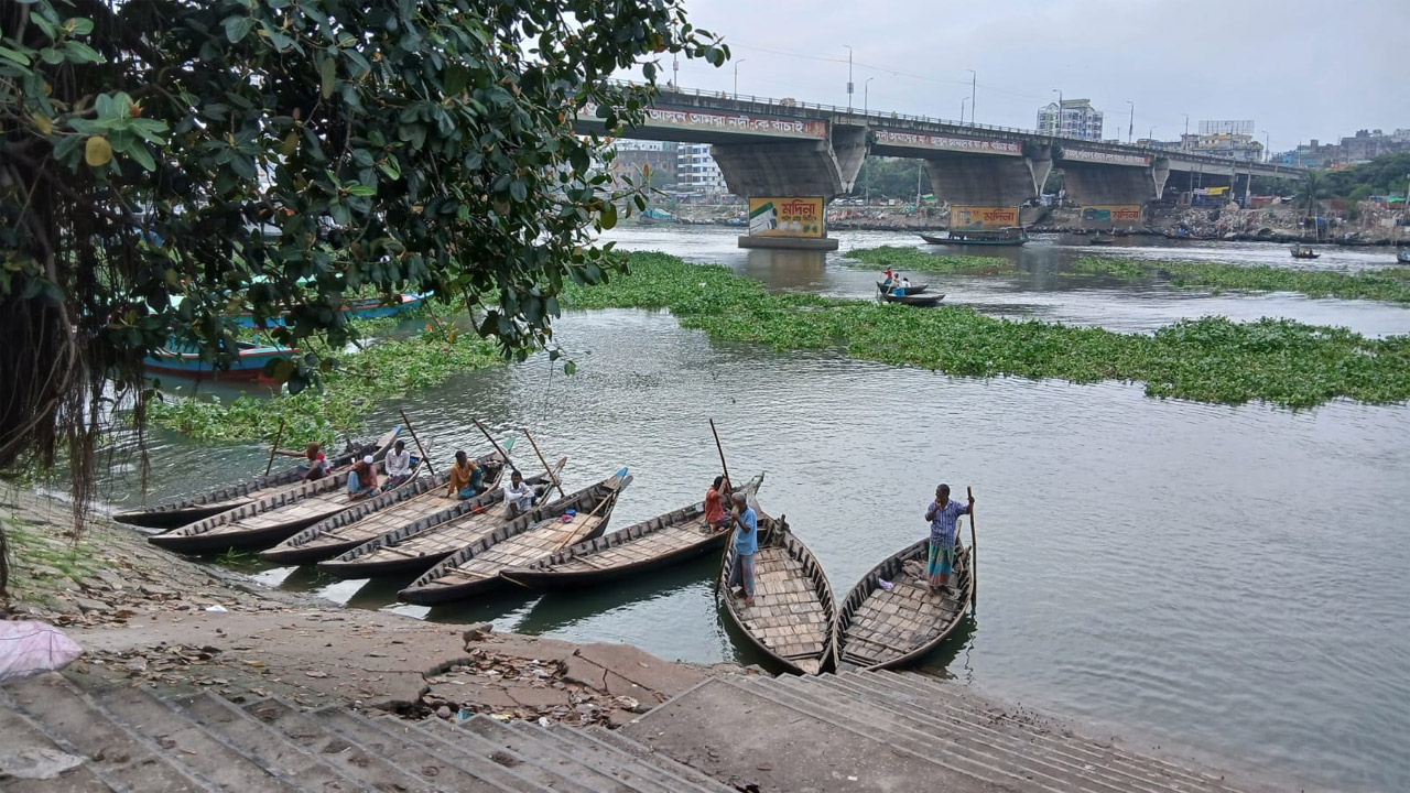 বুড়িগঙ্গার পাড়ে রাখা কয়েকটি ডিঙ্গি নৌকা